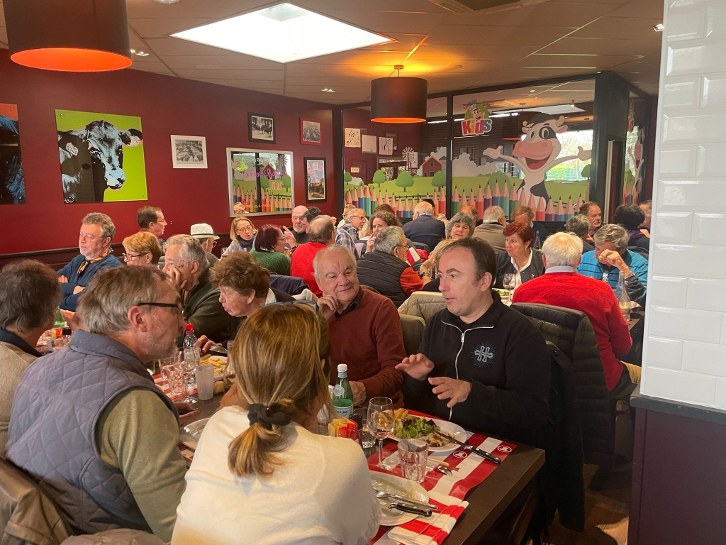 Les membres du RVR au restaurant