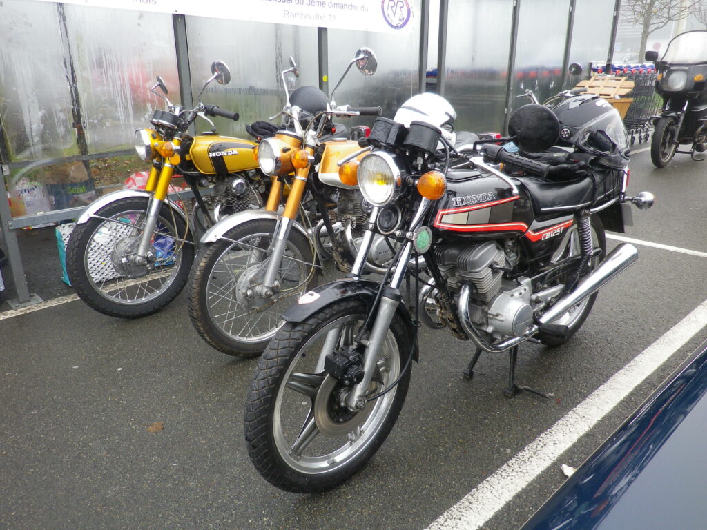 3 motos stationnées au rendez vous de la reine.