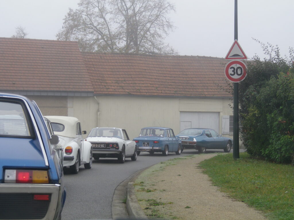 Fil de voitures anciennes sur la route