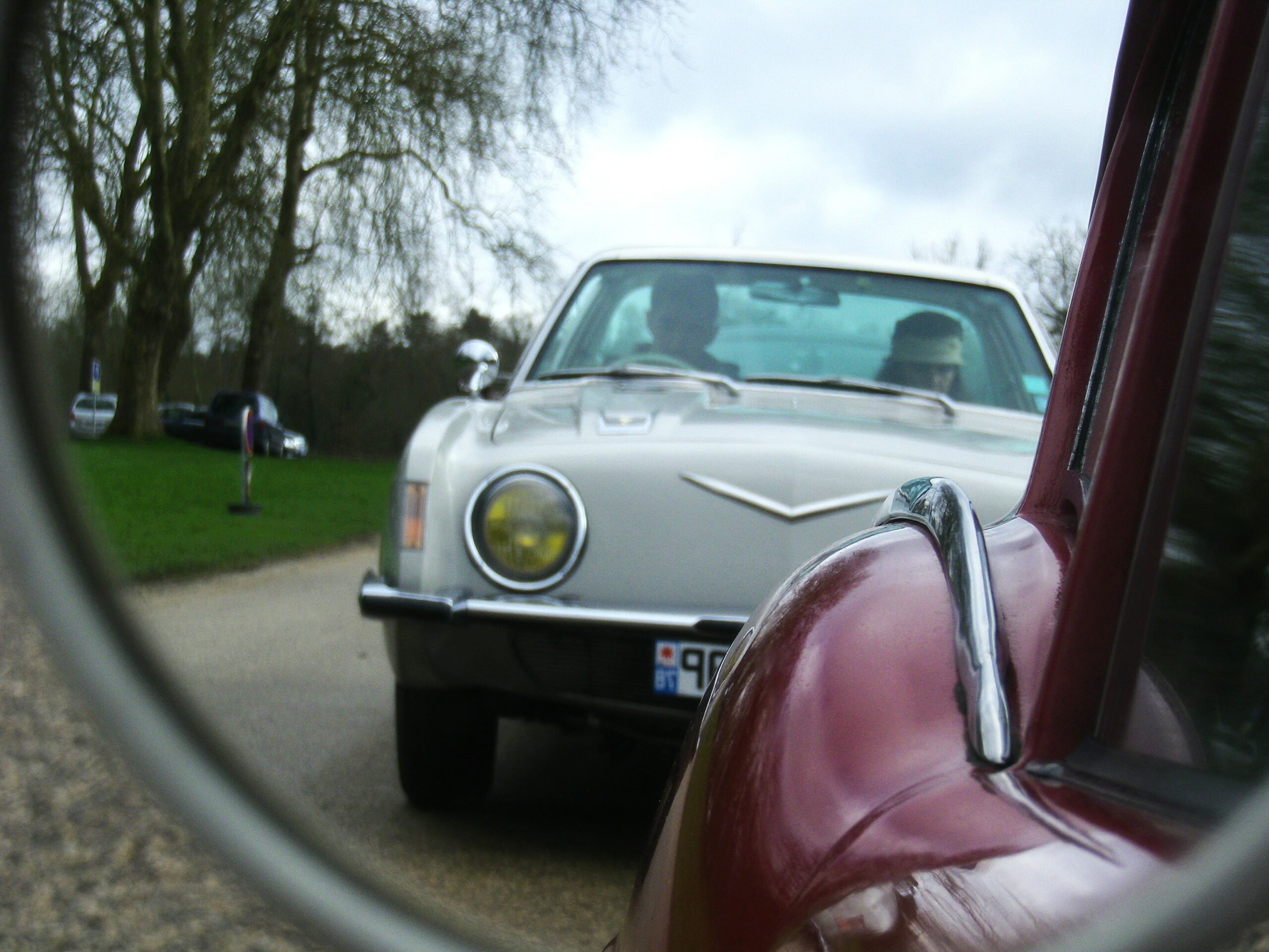 Accueil 5 Vue dans le rétroviseur d'une voiture ancienne.