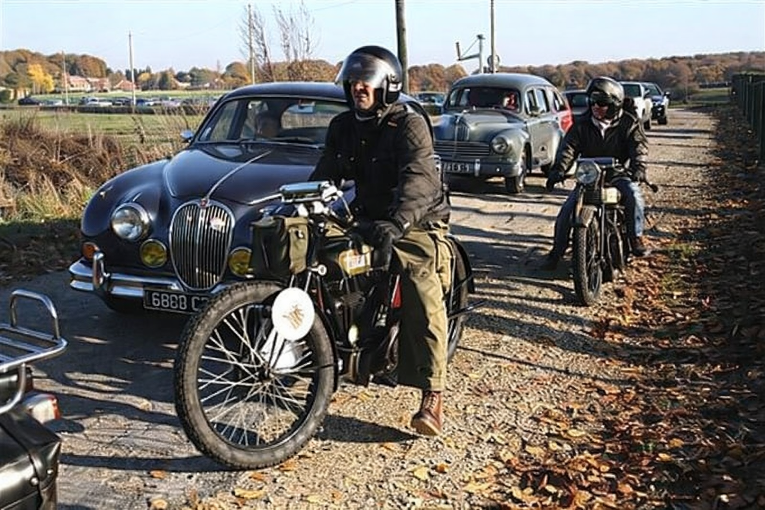 Voitures et motos allant au RVF